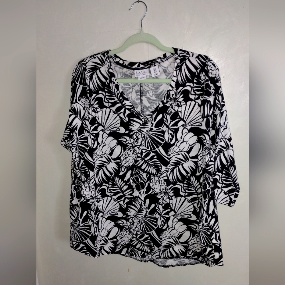 3/4 sleeves, Black and White Floral Blouse